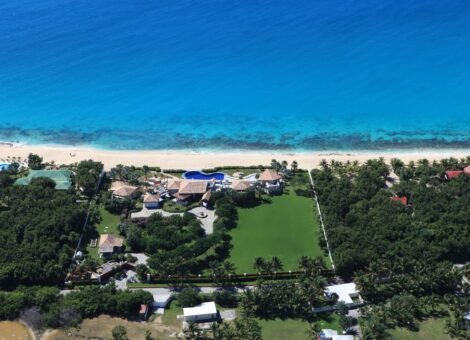 Exclusive beachfront villa Casa de La Playa with 400ft private beach on Long Bay St Martin