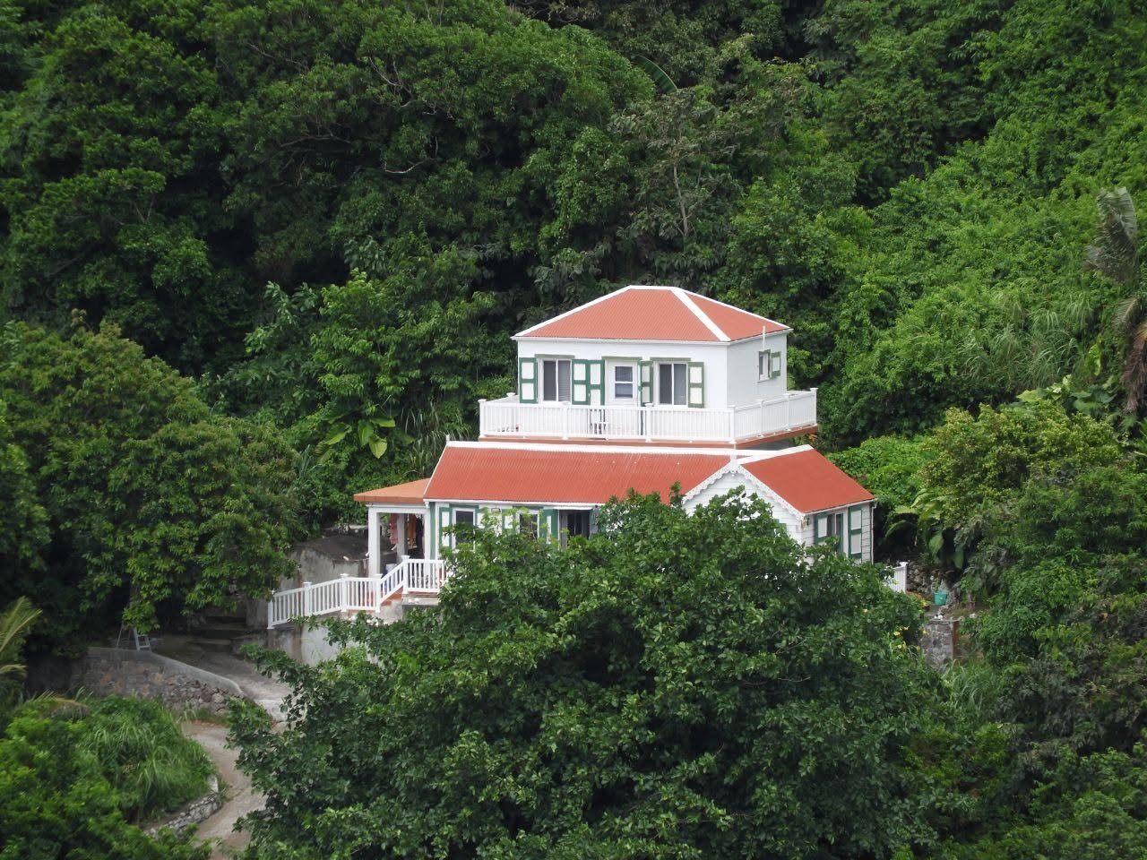 Charming 2 bedroom cottage with wraparound balcony Saba